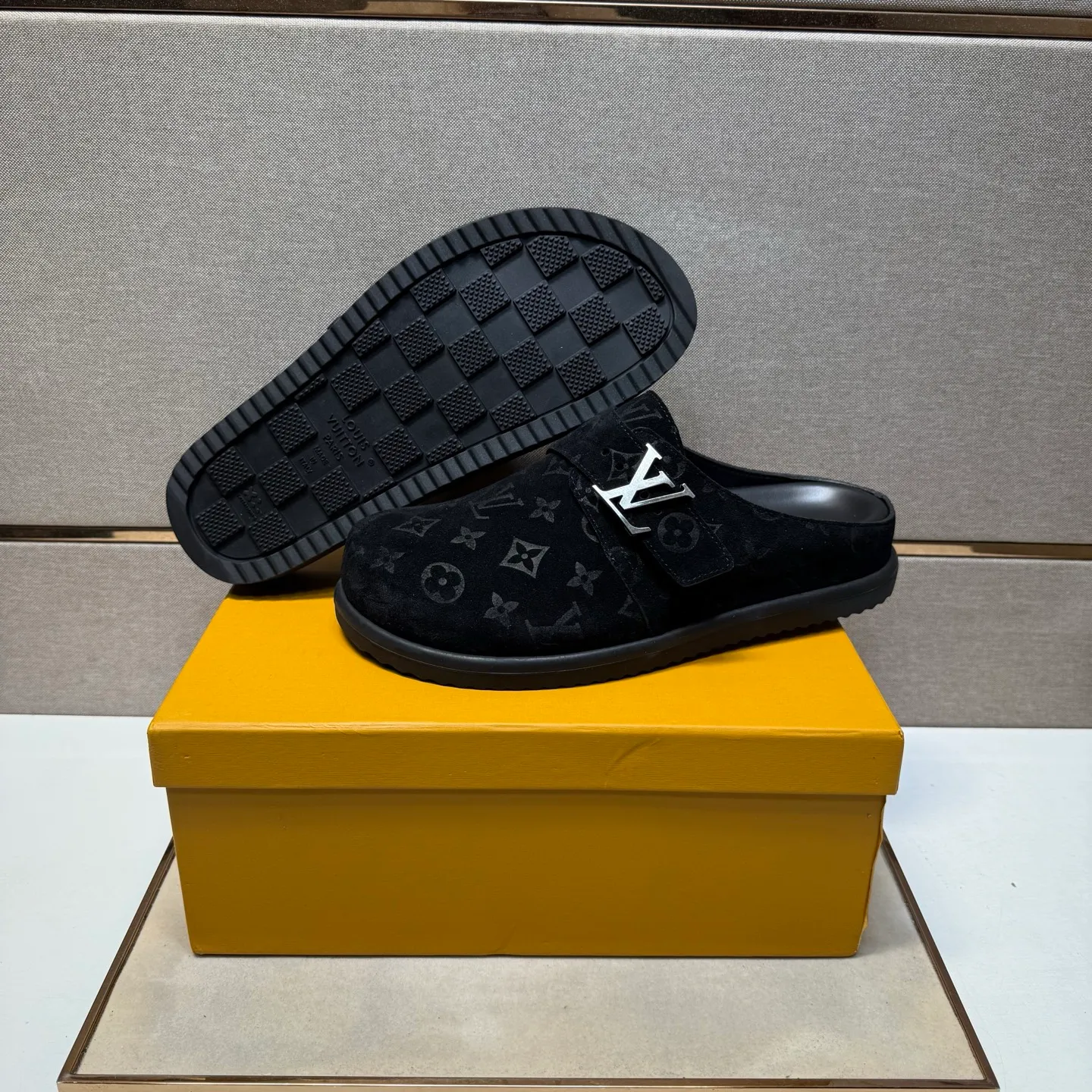 Men's men's shoes 💰pp540 [LV～] Men's casual half slippers 2025z cabinet sales simultaneously 🔶Size: 39-44 #️⃣ 🔷4 colors🔜The upper is made of multi-material splicing ➕Genuine leather lining, comfortable and breathable, sole: original comfortable and wear-resistant outsole, ⚠️Real thing📱Photographed🎬The real thing is better📢📢📢